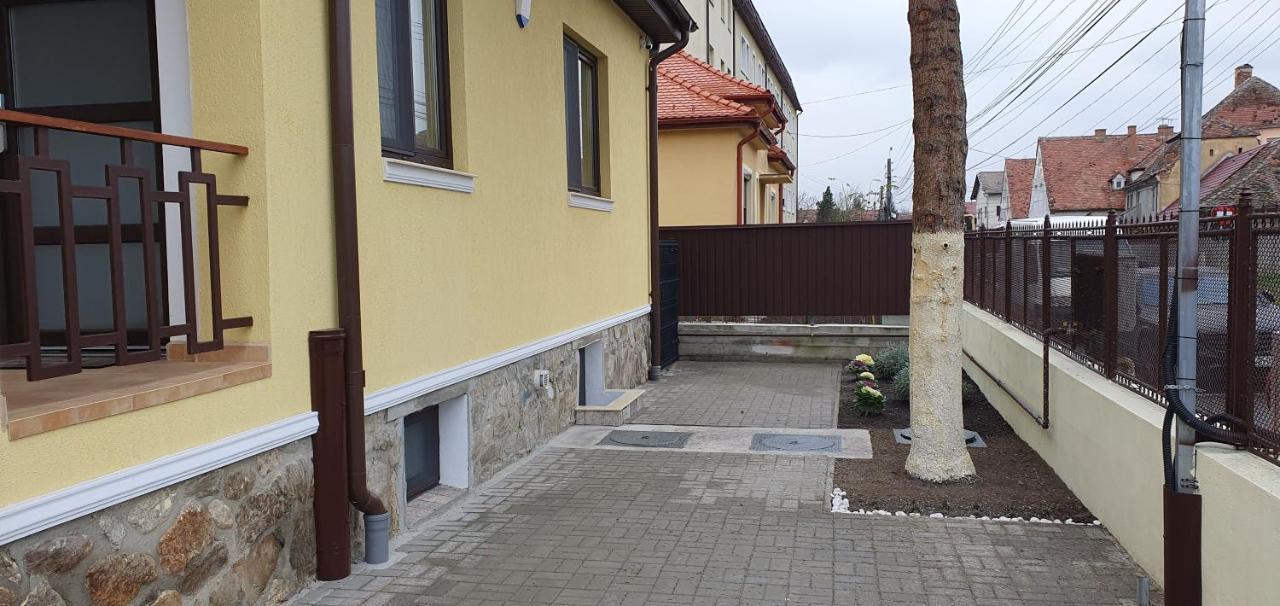 Yellow House Sibiu Buitenkant foto